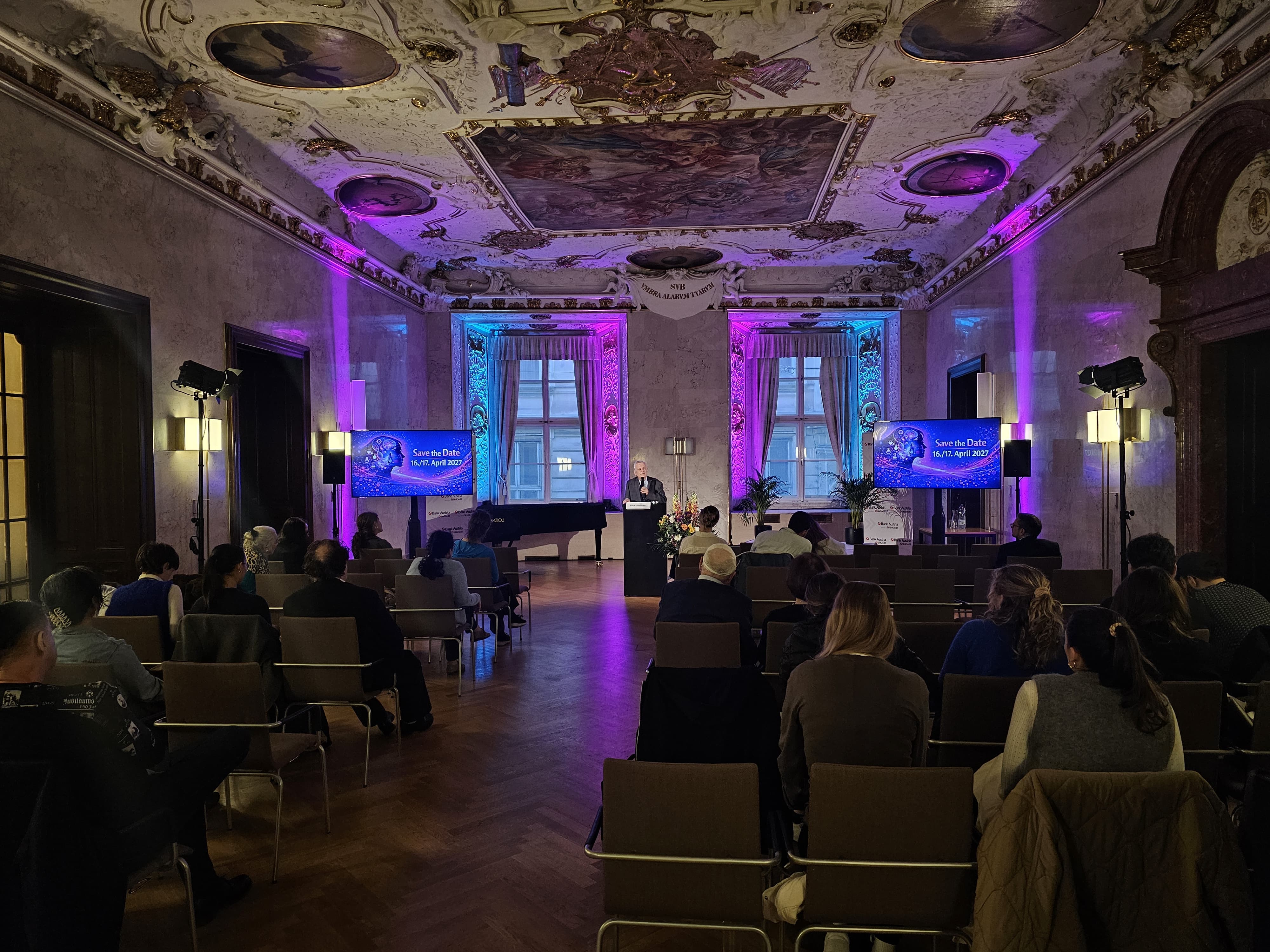 Prof. Fischl am Rednerpult – Kongress im Festsaal