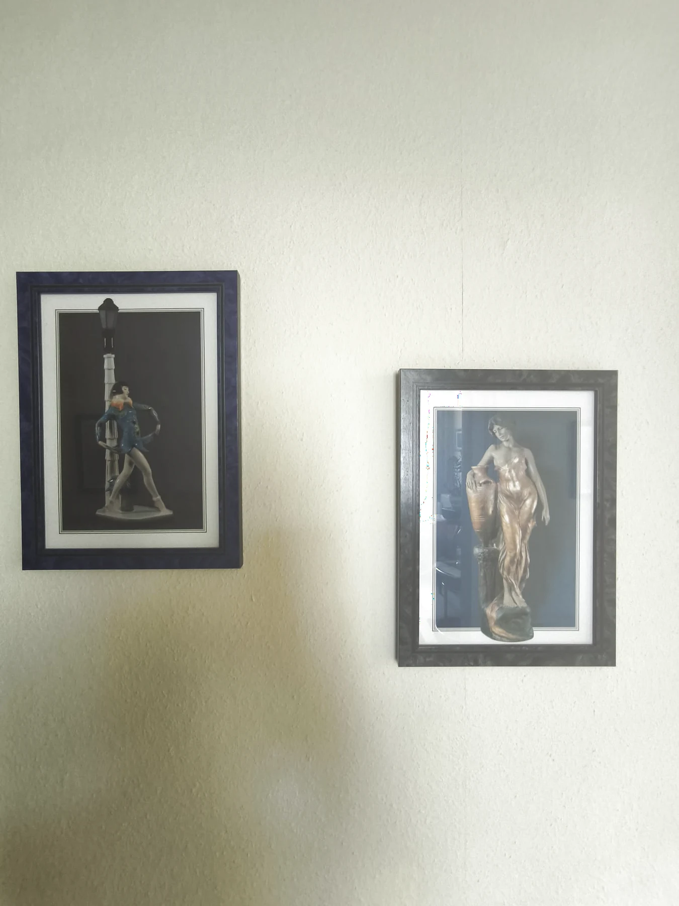 Zwei gerahmte Kunstbilder an der Wand der Ordination Dr. Fischl