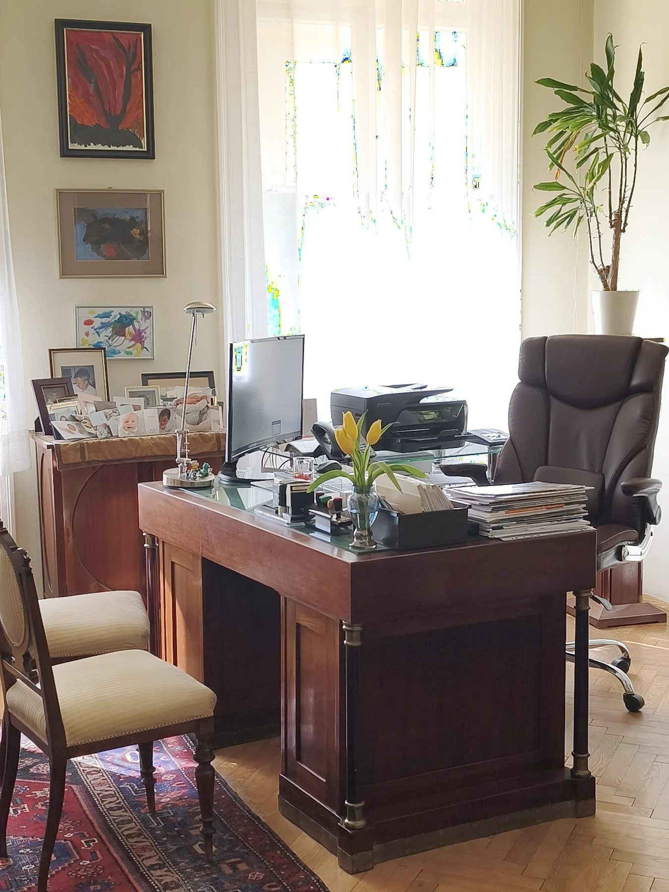 Detailansicht des Schreibtischs im Sprechzimmer der Ordination Dr. Fischl